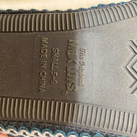 MUKLUKS SLIPPERS SIZE SMALL 5-6 FLATS WEAR INSIDE OR OUT. - Picture 5 of 5